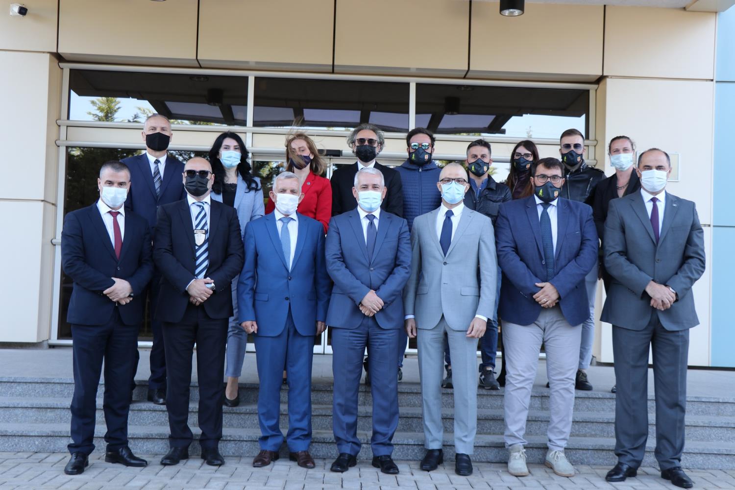 Ministri Sveçla priti në takim ekipet e tre shteteve që morën pjesë në konfiskimin e substancave narkotike në Lipjan 